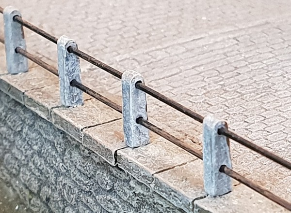 Zaun mit niedrigen Betonpfählen in schwerer Ausführung