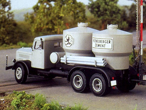 Kaelble Dreiachs-LKW mit Silo-Zementbehälter