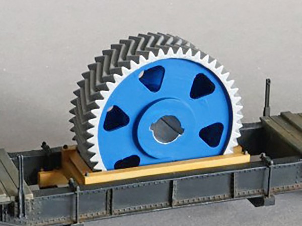 Ladegut für Tiefladewagen - Pfeilverzahntes Großritzel auf Holzgestell - 3D-Druck