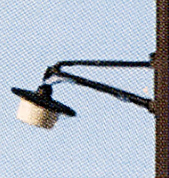 Straßenlampe mit schrägem Ausleger, LED beleuchtet