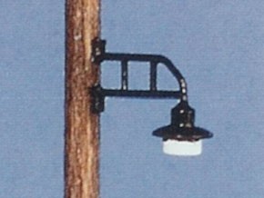 Lampe am Echtholzmast - gerader Ausleger - beleuchtet - Spur 0
